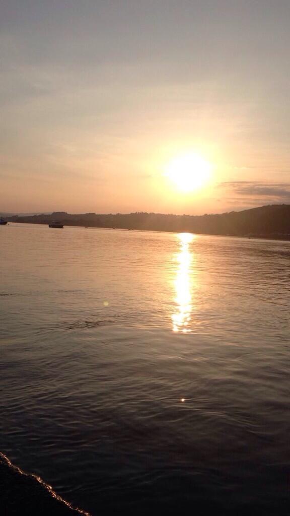 Julie_Tibbs's tweet photo. Best night tonight #goodpeople #drink #boatbreakdown😂 #moredrink http://t.co/yNTXSr80Bs
