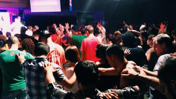 UYWI's tweet photo. #360Community Praying & encouraging one another in worship #360LA http://t.co/B0Q8TQch3c