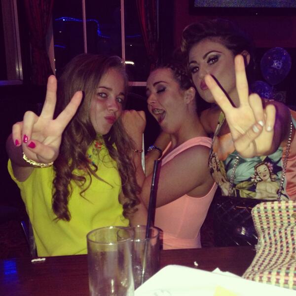 ameliamcqueen's tweet photo. ✌👯 http://t.co/BoOD9R0B9M