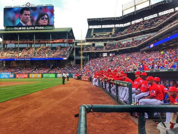 Rangers's tweet photo. The bench is full with all eyes on Michael Young. #ThanksYoung http://t.co/hzzpYDP1Mq