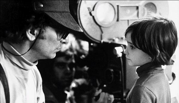 DiscretObscur's tweet photo. #CarlosSaura and #AnaTorrent #ontheset of #CriaCuervos http://t.co/DgCgAZa7aR