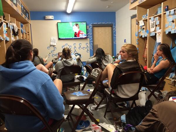 kholla_12's tweet photo. TUSB watching softball in the locker room #whatelseistheretodo #besttimeoftheyear http://t.co/xjnOWtJC35