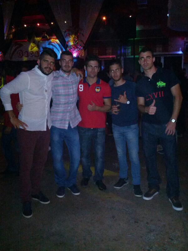 barondelacoca's tweet photo. Buena noche en #Bacanal con @JAVIPABETICO7 @CarlosCaSau94 @cristiannpilar @danisp94 #JavipaTronista http://t.co/nslhu0LcBI