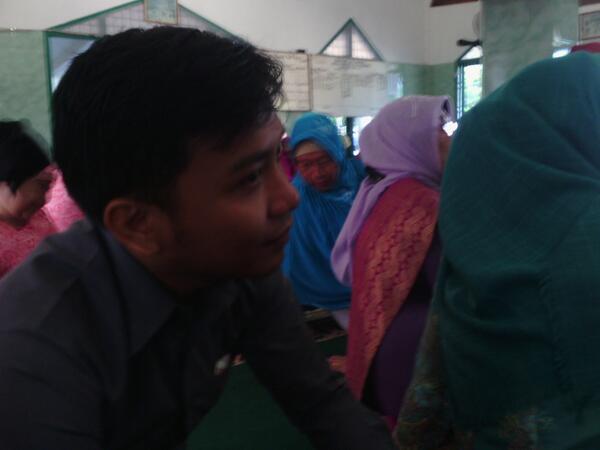 KopBam's tweet photo. Pengakuan @febriirmas, teman sebangku Oka: "Rajinlah menabung biar cepat nikah. Oken mecahin telur anak2 cowok IPA4. http://t.co/0kyqd1yjk0