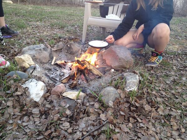 EagleLakeResort's tweet image. Jiffy Pop over an open fire. Will this work? #cottageliving #cottagelifestyle #LakesideFire #lakecountry