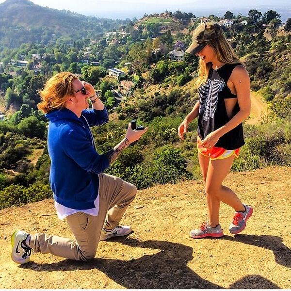 WTKBrasil's tweet photo. O @travisrclark acabou de pedir a @JennyRobinson1 em casamento. Lindos! Desejamos toda sorte do mundo para o casal! http://t.co/n18foDQF0M
