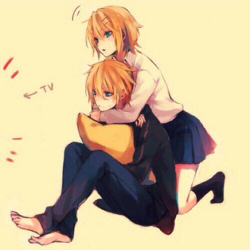 rxnrxx_'s tweet photo. -glomps len while he's watching tv- hahaha http://t.co/5XGy9N4yUB