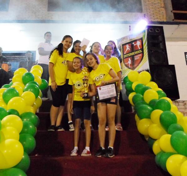 anarchy_014's tweet photo. Ellas son las grandes campeonas de handball escolar básica. Son del 8° School of Tomorrow "Las Minions". http://t.co/7yvORh1cZE