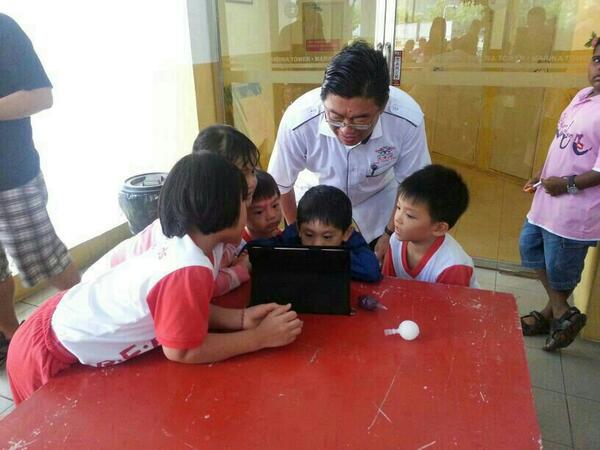 Huan2U's tweet photo. [Addmin] 爱国党候选人范清淵出席由湖內美丽阁居民所办的亲子活动 ，范清淵更与小孩们打成一片 。 http://t.co/RFLMd7biYc