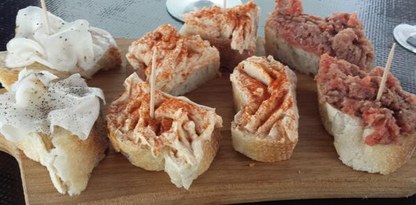 TriesteSocial's tweet image. MT @VanessaSantoni: Ottime tartine di lardo pepato, tartara ed eccezionale #liptauer #AgriAlimentAry  #TriesteSocial