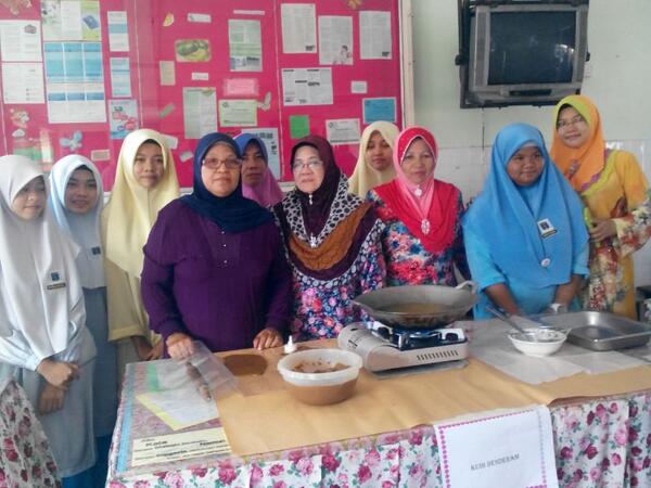 Wanita Sembrong demo kuih tradisional d smk khg timur sempena sambutan hari guru.. <a href="/HishammuddinH2O/">Hishammuddin Hussein 🇲🇾</a> <a href="/linasembrong/">Noraslina DZA</a>