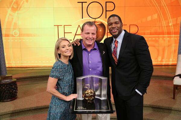 SocialStudyABC's tweet image. bcove.me/yv20kanj vote for MOTCH!!! one of the best teachers and nicest people I know! #MOTCH #kellyandmichael