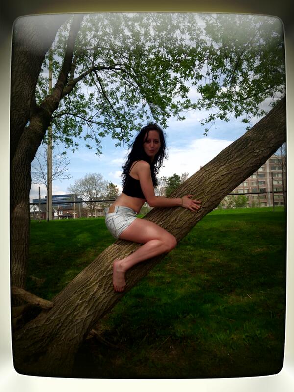 brittanyb11's tweet photo. #selfie
#treeclimbing
#gorgeousday
#funinthesun http://t.co/Gv7uih3ywD