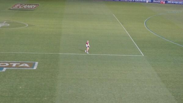 .<a href="/stkildafc/">St Kilda FC</a> Nick Riewoldt out a little early for the warmup - the bounce is still two hours away #aflsaintssuns