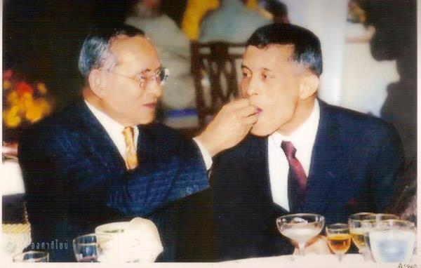 tamdeenet's tweet photo. ภาพแห่งความประทับใจ ขอพระองค์ทรงพระเจริญ.

#ในหลวง #รักในหลวง #Theking #thailand #longlivetheking #ทรงพระเจริญ http://t.co/Gos4K2c5aT