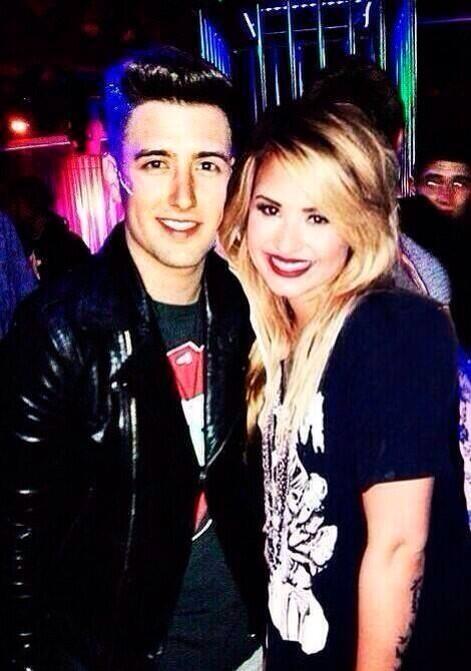 _cb97gf's tweet photo. #teamlemi @ddlovato @1LoganHenderson β₯β₯ http://t.co/c2zcXvuCuz