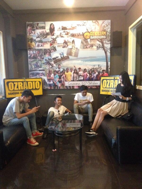 Ini ruang tamu dari <a href="/ozradiobandung/">OZRADIO</a> pada sibuk tuh <a href="/rafakacepot/">rizky ahmad fauzie</a> <a href="/ramaramsey/">Rama ramsey</a> @Addimukti <a href="/wahyuniandira/">andira</a> sibuk kepo :P