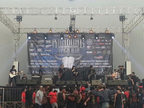 lovthisMOMEN RT <a href="/BOMBOKLAT_666/">Bomboklat</a>: <a href="/Vioshi_id/">VIOSHI OFFICIAL</a> ON STAGE #RoadToBOA2014 (@BOA_FEST)