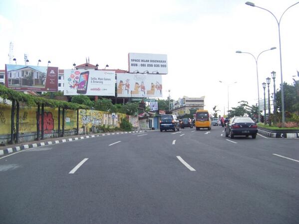 Temukan #vandalisme dlm foto -> coretan di pagar seng proyek hotel di bantaran Code atau deretan baliho besar? #Jogja