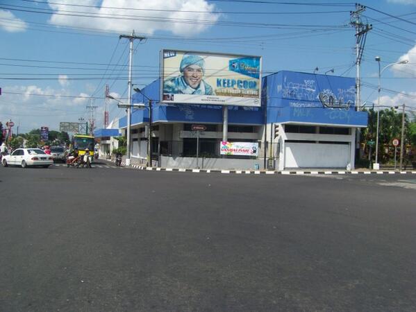 Temukan #vandalisme dlm foto --> baliho iklan raksasa atau banner/spanduk acara pemkot #Jogja di atas pagar?