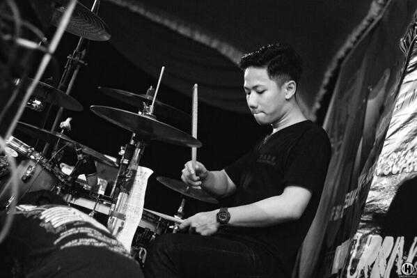 thanks <a href="/DAREapparel/">Dare Apparel</a> &amp; <a href="/HairCutMartabat/">Haircut and Martabat</a> buat tees dan potongan rambutnya yang keren!!