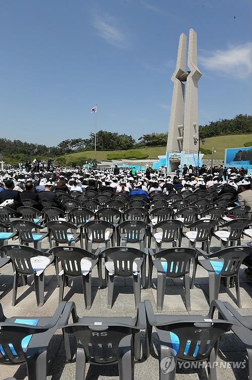 보훈처, 유족들 제창은 거부, 대규모 240여명 합창단 급조해 <임을 위한 행진곡> 립싱크 합창, 단원들 '일당 5만원 알바' '속아서 왔다' '모자이크 해달라' durl.me/6wp63e