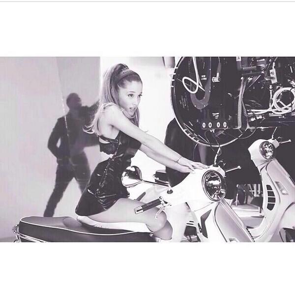 ArianaFtZaynx's tweet image. When will she stop slaying?? #problemvid