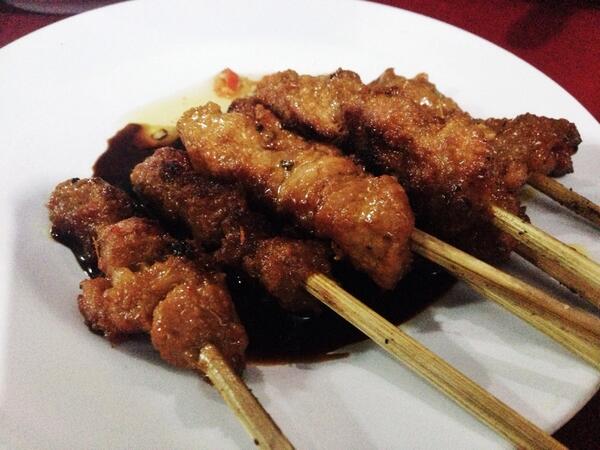 Best sate babi in town yo! (@ Warung Koming, Kuah Balung +sate Babi) 4sq.com/TikmWE