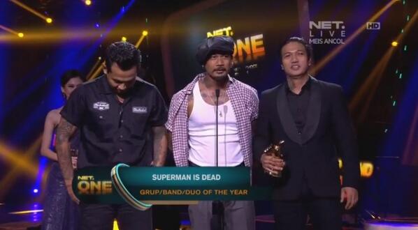 nmoonlightx's tweet image. Yihaa &quot;@netmediatama: Yaaa dan pemenangnya Grup/Band/
Duo of the year adalah @SID_Official
#NET_ONE #HUT_NET http://t.co/4ivtLRz5Rh&quot;