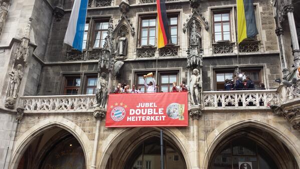 "Jubel, Double, Heiterkeit" Los geht's am Marienplatz! #Doublesieger