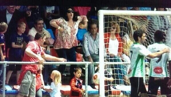 el16deaimar's tweet photo. LAMENTABLE! Imagen de una aficionada de la Llagostera haciendo gestos de mono a Koné (Racing Santander).
#NoAlRacismo http://t.co/Ju3RXV2BgH