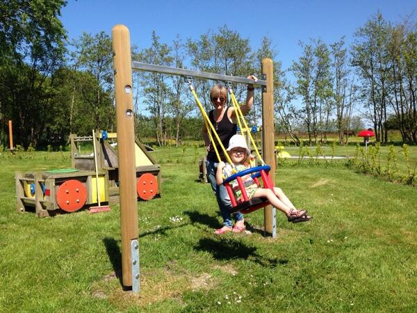 Rosa op de nieuwe schommel