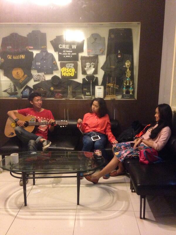 Ini nih di depan ruang siaran, biasanya dipake seru seruan bareng. Kaya <a href="/AdamMaulud/">Adam Maulud</a> @Nadhifarnanda <a href="/intanpu/">Intan purnama sari</a> tuh hehe