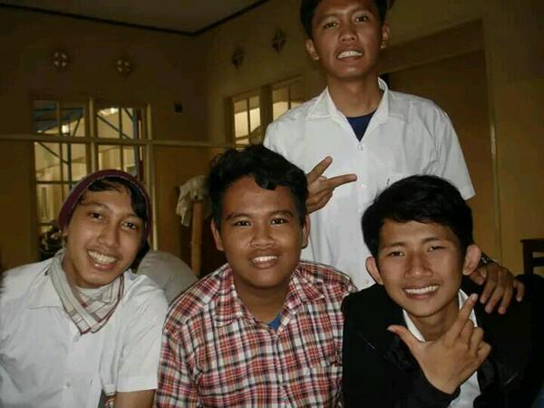 Christiansurya2's tweet photo. @sonymandala2 ini foto semenjak kita sekolah bersama ketawa bersama dan suka duka kita lakukan bersama http://t.co/JfM5MiZm8I
