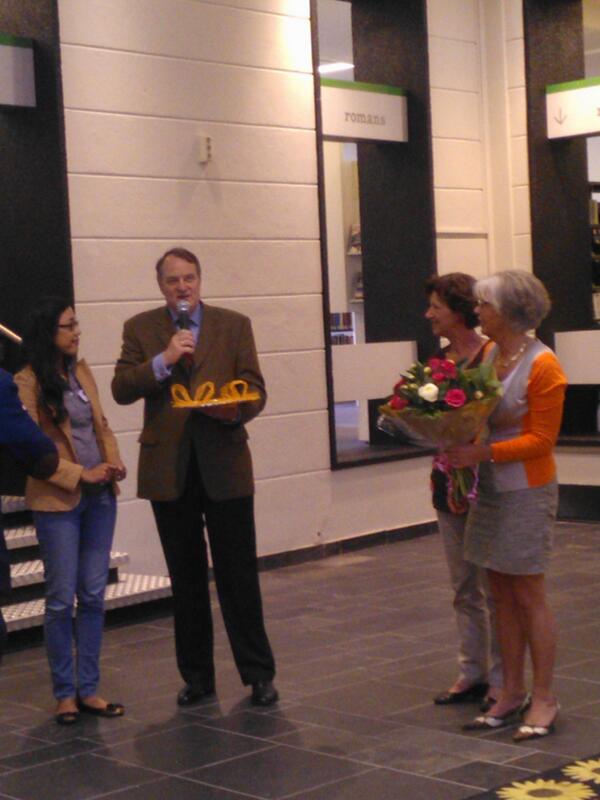 Aanbieding eerste boekje schrijfprijs bossche taalnetwerk aan genomineerde fennie de leeuw