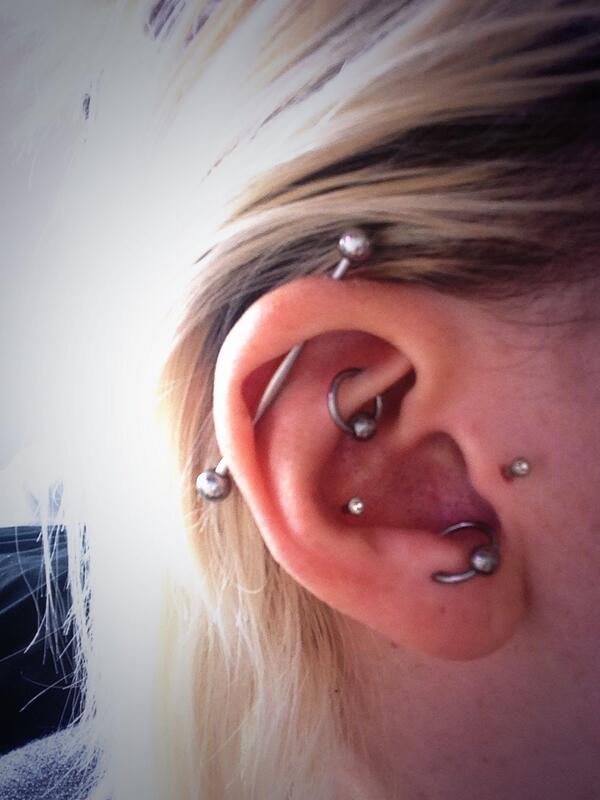 higgie_miss's tweet image. Got my bottom hoop/ball back and my ear is look symmetrical again ha #BodyMods #Piercings #BionicEar #GirlsWithMetal