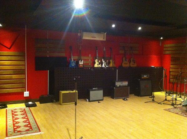 MAISTERSTUDIO's tweet photo. Probando guitarras !!! http://t.co/S6q3sRaSvX