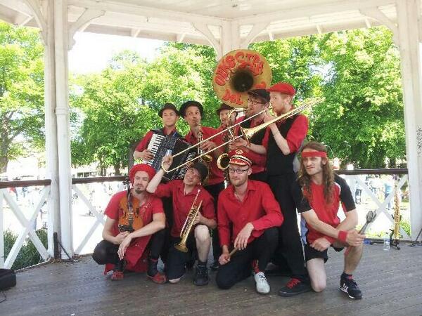 orkestradelsol's tweet image. Just after a cheeky Sunday polka in the sunshine on the @NNFest bandstand. Show tonight at 10pm. Some tickets left!