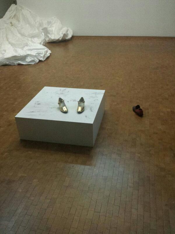 BseMoody's tweet photo. Uh @frauvogel erweitert die Skulptur mit ihrem #fluxus Schuh #kmufe #imt14 http://t.co/9rwcCOYi7b