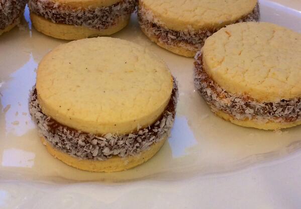 mariuluchetti's tweet photo. . @elchefenrique Alfajores de Maicena fantastica tu receta!!!! Gracias! http://t.co/3ZgBTDvBYa