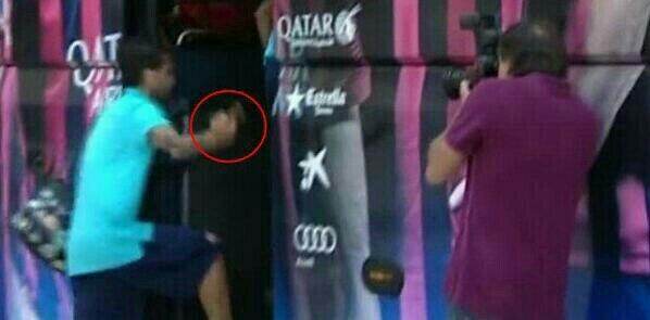 MakeleleTop's tweet photo. Esto es lo que hizo el payaso de @DaniAlvesD2 http://t.co/vwZKSME4ti