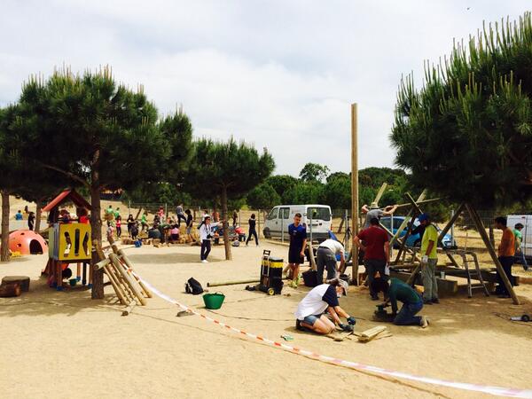 jordievole's tweet photo. Padres y profes de un cole público currando juntos un domingo para hacer un patio mejor en su escuela. Sí se puede! http://t.co/LcC6TOuVYP