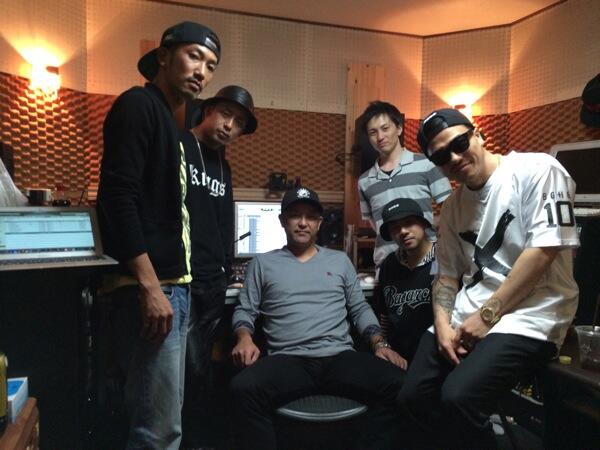 Ak 69 Staff 新曲制作中のスタジオに中日ドラゴンズ谷繁選手兼任監督が 差し入れを持って来て下さいました いつもありがとうございます 皆で1枚 Ak69 Kji Nato Ministakc Http T Co Ifgth7bljf Twitter