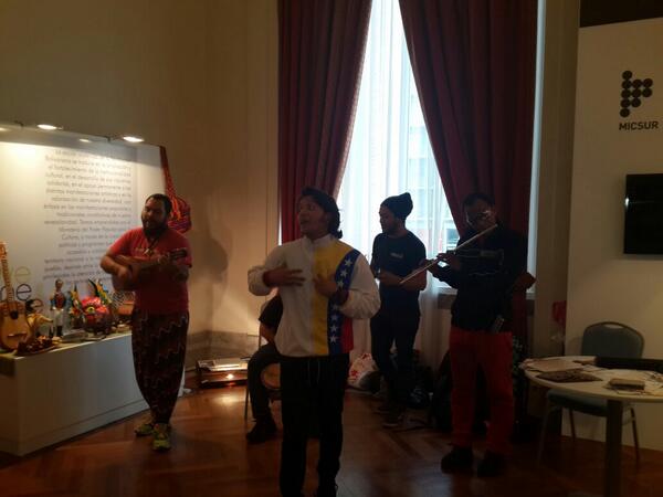 minculturave's tweet photo. El grupo @LosPaMatala presente en el stand de Venezuela en #MICSUR2014 @descolonializa http://t.co/Q0xjewwsPn | Vía @olivojesus