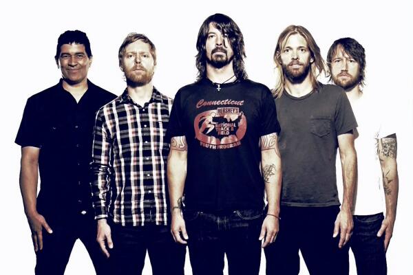 A3Noticias's tweet photo. Foo Fighters anuncian que publicarán su nuevo disco en otoño y tendrán su propia serie http://t.co/yknzC0ttGM http://t.co/4w8vVsYZMb
