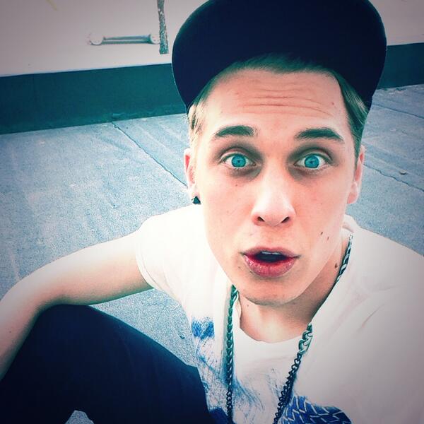 TopiLatukka's tweet image. Hehee! Chilling on the roof. Summer ❤️