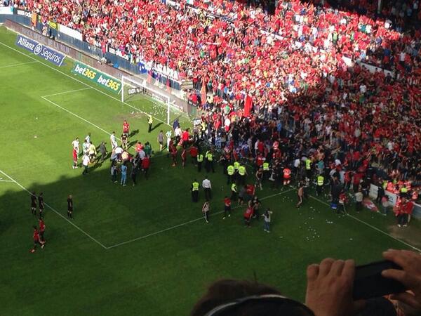 DN_deportes's tweet photo. Avalancha en el fondo sur de #Osasuna. Imagen desde la grada http://t.co/d1r7Ro5buE