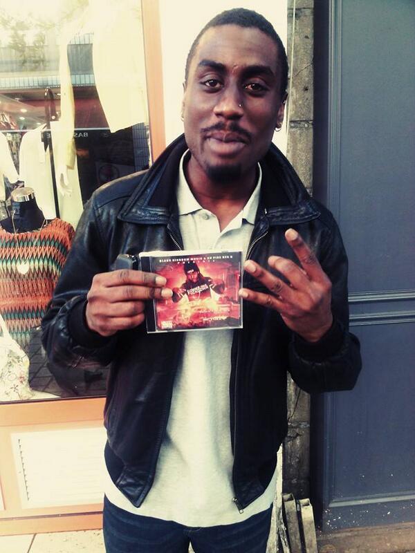 medhericdragz's tweet photo. 3/4 Jou mixtape IN STORE !! by @FoxyMyller117 commandez en #PV #APDK http://t.co/bAffbDz6Lz