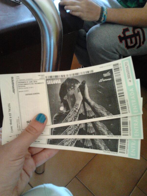 GuilleGele's tweet photo. Con las entradas en la mano @beiitaaa91 @sonifuki http://t.co/sEjXlEaTQq