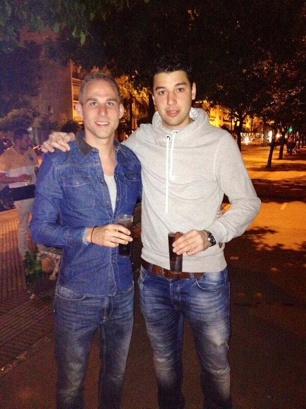 15chavi's tweet photo. Muchísimas felicidades a mi amigo el piloto surfero que hoy cumple un año más!! Felicidadessss @OscarMeson http://t.co/mOZXh5I4oq